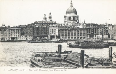 St Pauls Cathedral vanaf de rivier de Theems door English Photographer